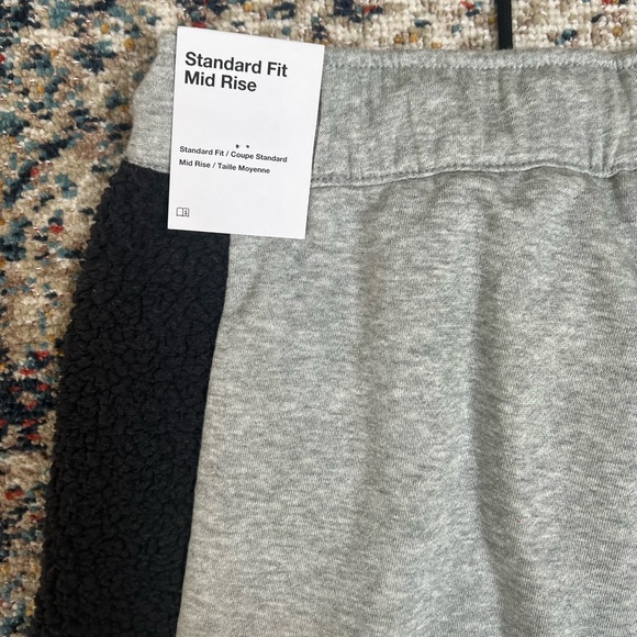 Brand NEW! Women’s Nike sweats. - Picture 4 of 5